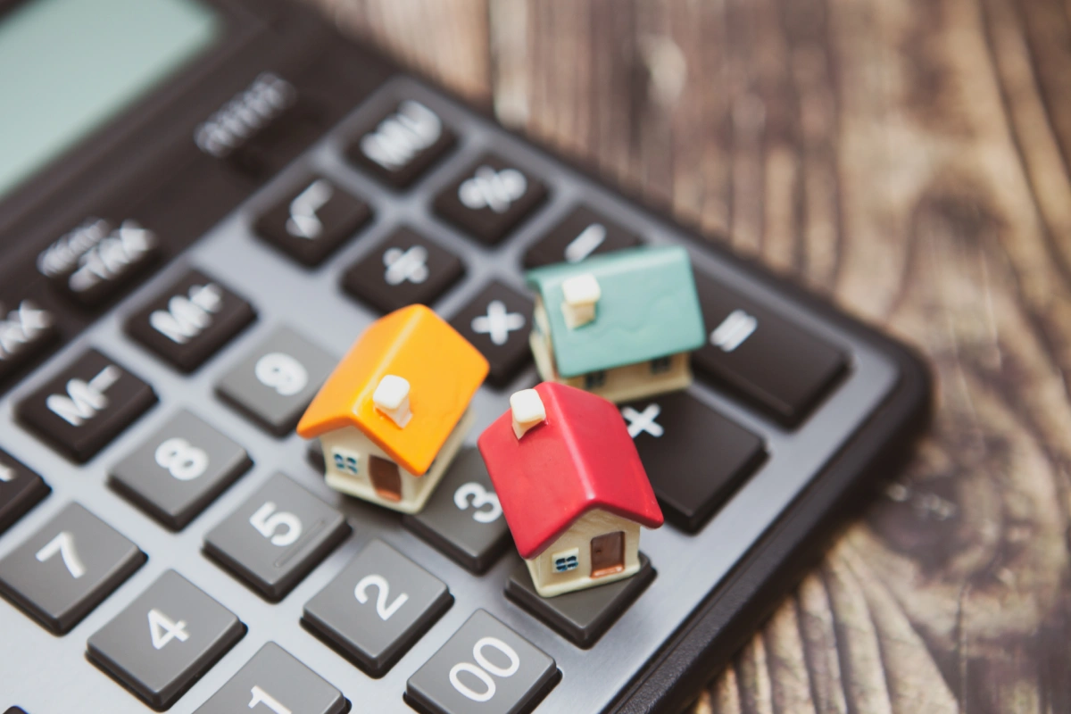 Calculator and houses, to calculate taxes on the purchase of a property in Greece